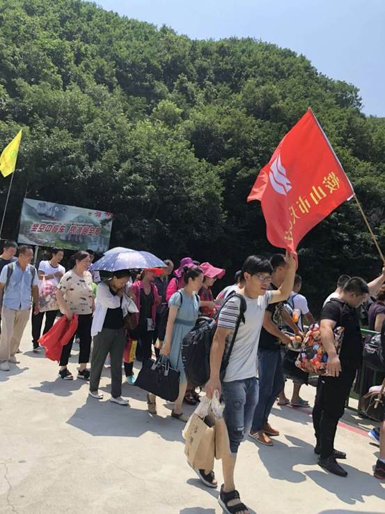 鞍山市天乙門窗有限公司組織全體員工開展了每年一度的“清涼夏日游”團(tuán)建活動(圖2) 鞍山市天乙門窗有限公司組織全體員工開展了每年一度的“清涼夏日游”團(tuán)建活動(圖2)